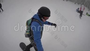 运动男，热情地穿着运动装备，迅速地滚下斜坡，在下雪的天气里做小把戏，是的